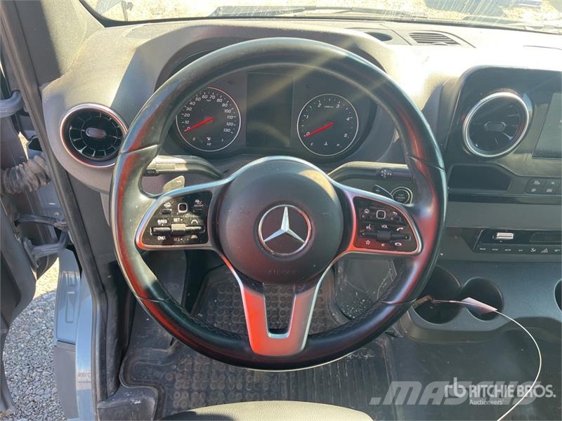 Mercedes-Benz Sprinter 4x4 Cargo Van Furgões