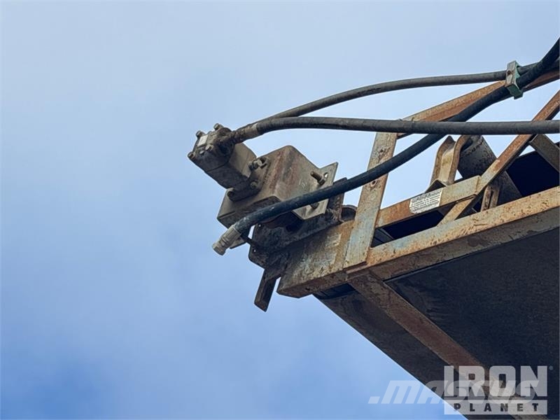  MGL 7536T 32 in x Tracked Stacking Conveyor معدات البناء - غير ذلك