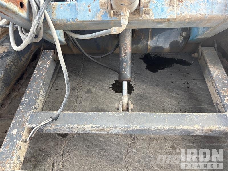  MGL 7536T 32 in x Tracked Stacking Conveyor معدات البناء - غير ذلك