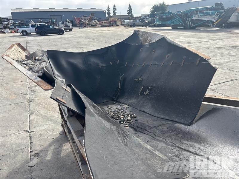  MGL 7536T 32 in x Tracked Stacking Conveyor معدات البناء - غير ذلك