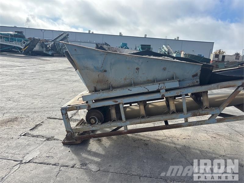  MGL 7536T 32 in x Tracked Stacking Conveyor معدات البناء - غير ذلك