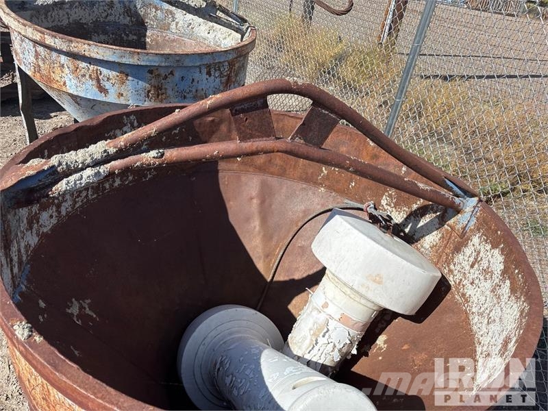 Miller of (3) Miller 1-1/2 yard Concrete buckets 起重機組件和設備