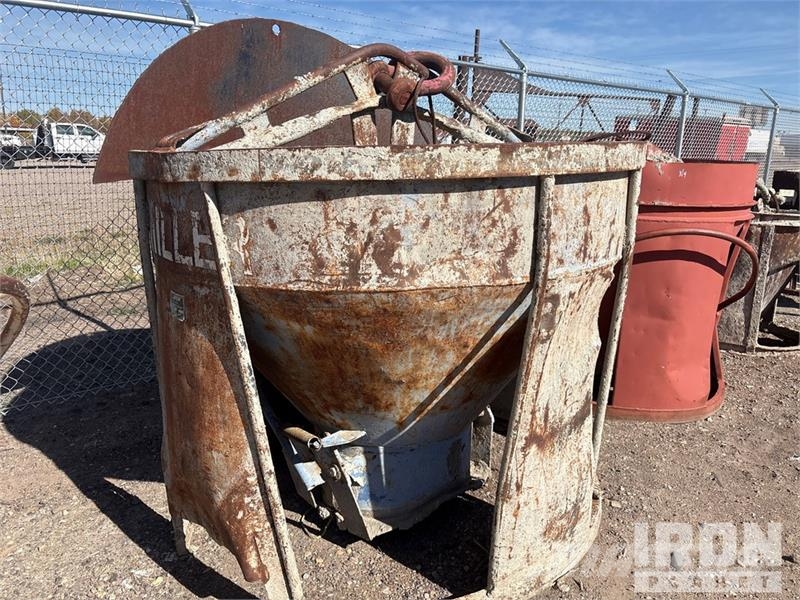 Miller of (3) Miller 1-1/2 yard Concrete buckets 起重機組件和設備