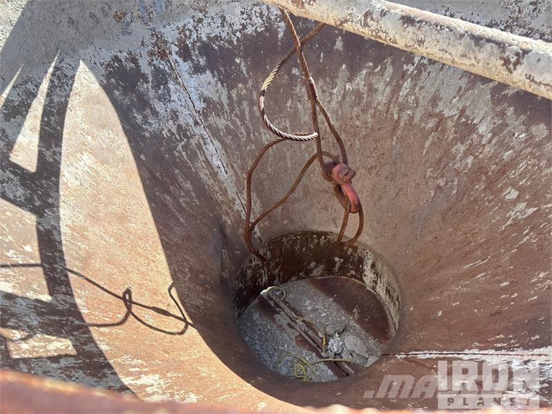 Miller of (3) Miller 1-1/2 yard Concrete buckets 起重機組件和設備