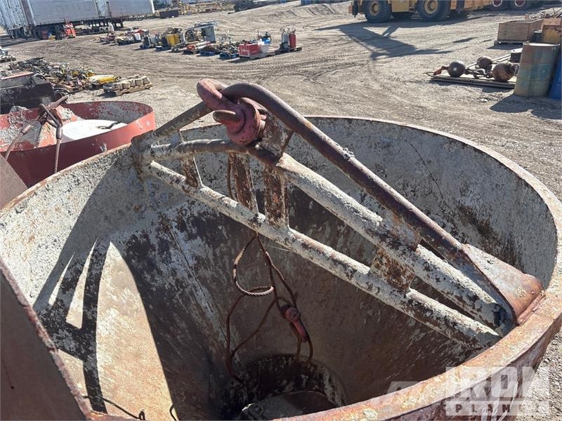 Miller of (3) Miller 1-1/2 yard Concrete buckets 起重機組件和設備