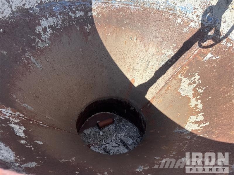 Miller of (3) Miller 1-1/2 yard Concrete buckets 起重機組件和設備