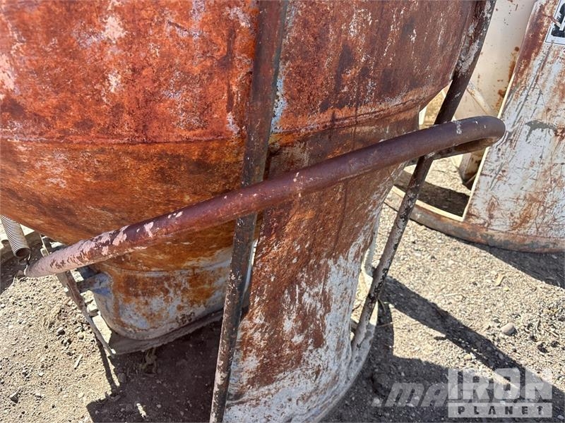 Miller of (3) Miller 1-1/2 yard Concrete buckets 起重機組件和設備