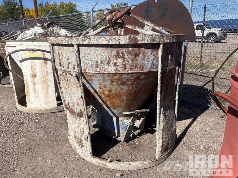 Miller of (3) Miller 1-1/2 yard Concrete buckets 起重機組件和設備