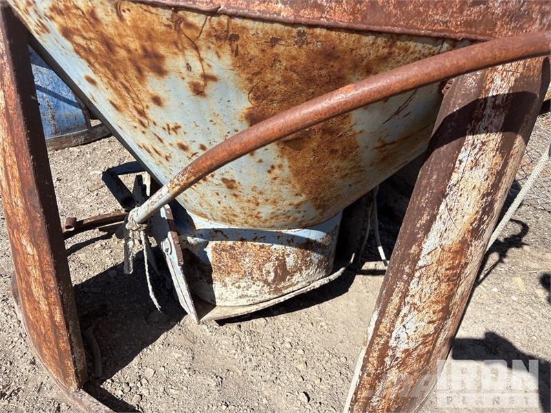 Miller of (3) Miller 1-1/2 yard Concrete buckets 起重機組件和設備
