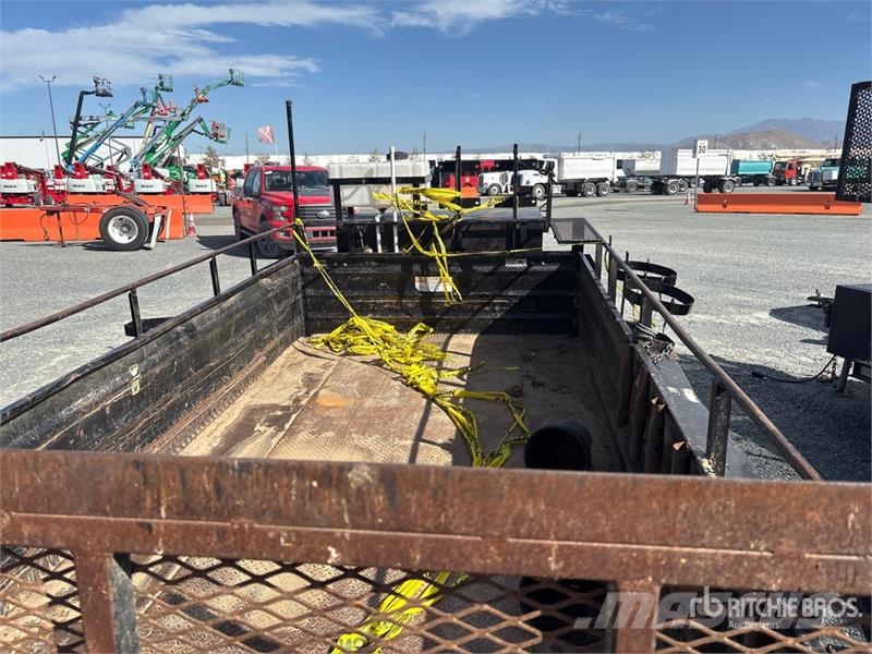  Millerbilt 14 ft T/A Equipment Trailer Auto pārvadāšanas treileri