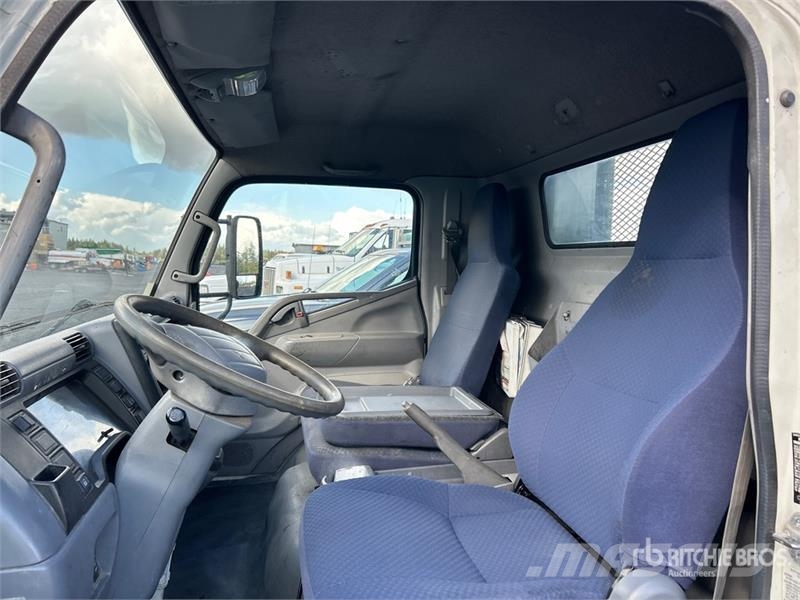 Mitsubishi FE180 Platformas/izkraušana no sāniem