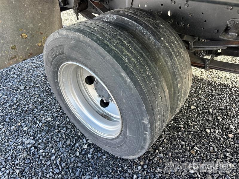 Mitsubishi FE180 Platformas/izkraušana no sāniem