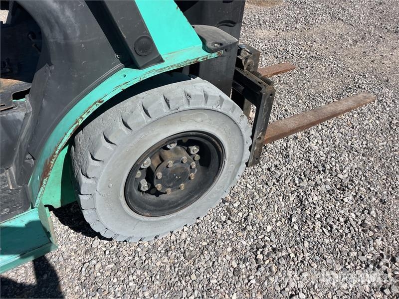 Mitsubishi FG25NGLP 4500 lb Cushion Tire Forklift (Inoperable Gaffeltrucks - andre