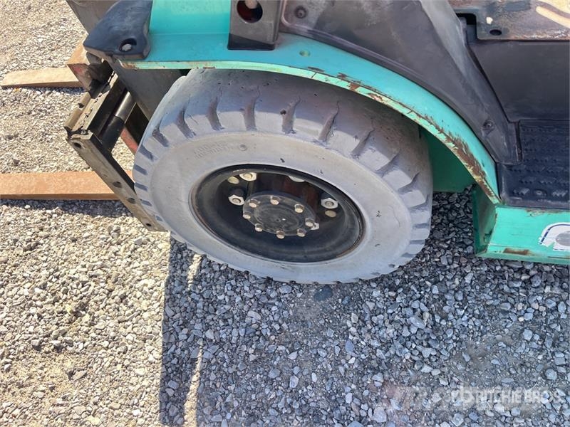 Mitsubishi FG25NGLP 4500 lb Cushion Tire Forklift (Inoperable Gaffeltrucks - andre