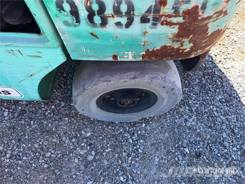 Mitsubishi FG25NGLP 4500 lb Cushion Tire Forklift (Inoperable Gaffeltrucks - andre
