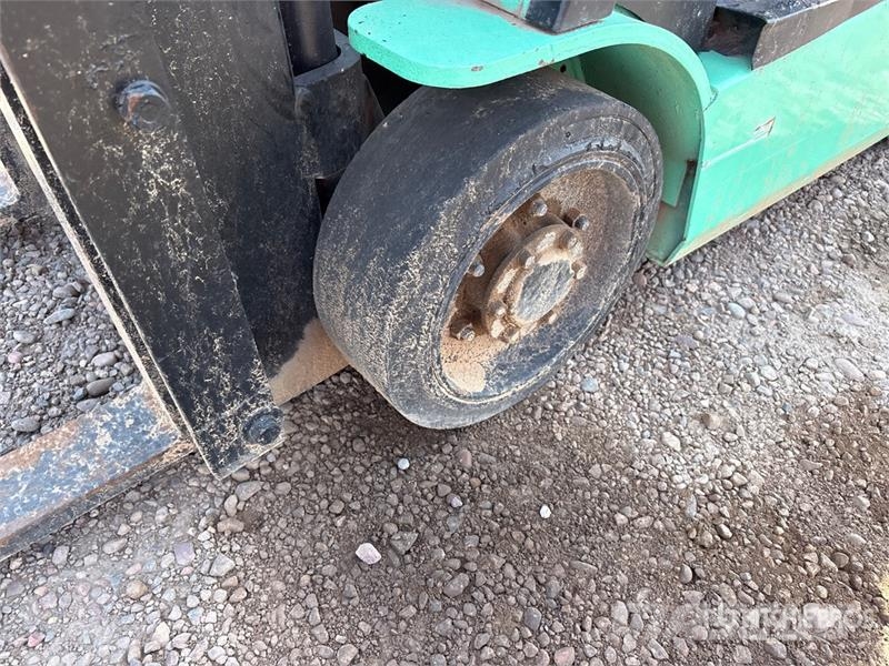 Mitsubishi FGC15K 2700 lb Forklift (Inoperable) Viličarji - drugo