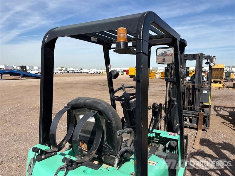 Mitsubishi FGC15K 2700 lb Forklift (Inoperable) Viličarji - drugo
