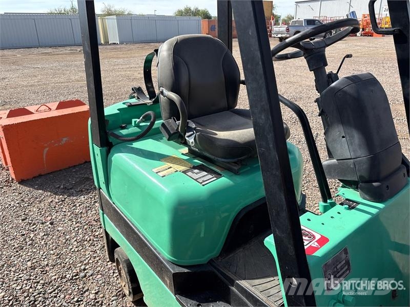 Mitsubishi FGC15K 2700 lb Forklift (Inoperable) Viličarji - drugo