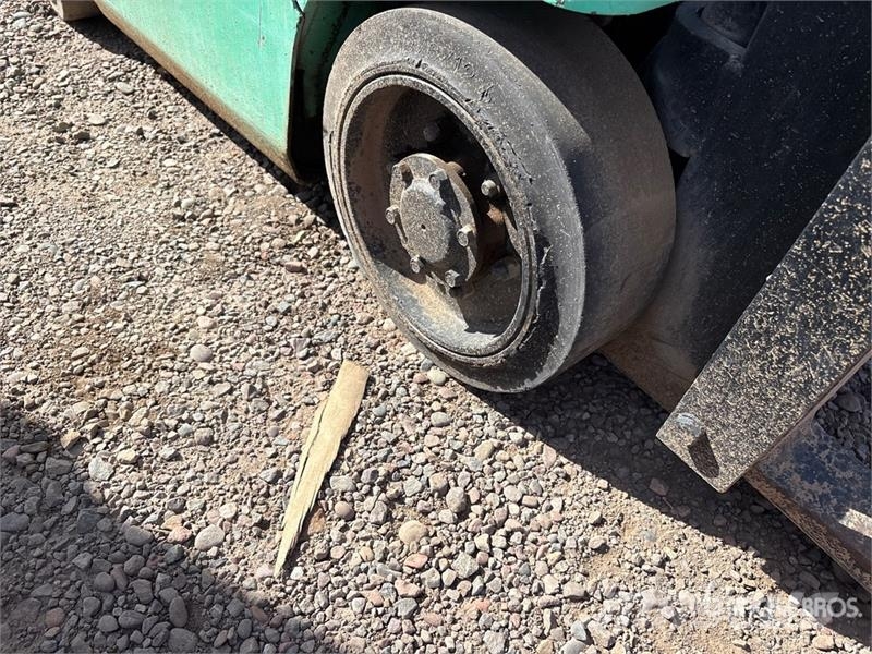 Mitsubishi FGC15K 2700 lb Forklift (Inoperable) Viličarji - drugo