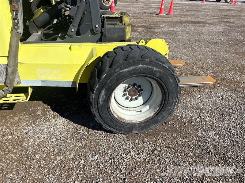  Moffet M50 5000 lb 3x3 Truck Mounted Forklift Mobilni viličarji