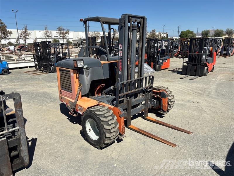 Moffett 5500 lb 3x3 Truck Mounted Forklift Kravas mašīnām piestiprināmie pacēlāji