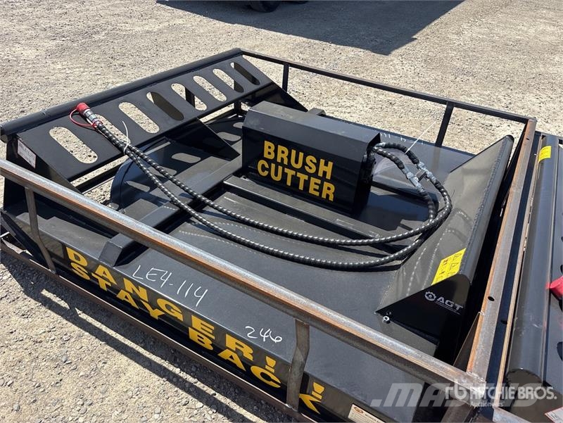 Mower King SSRC 72 in Skid Steer Brush Cutter (Unu Sekačky namontované a tažené