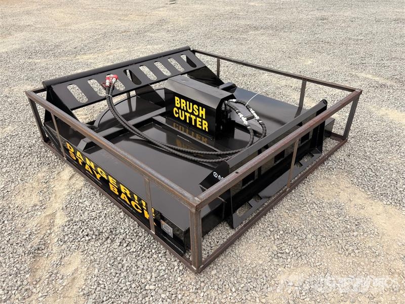 Mower King SSRC 72 in Skid Steer Brush Cutter (Unu Sekačky namontované a tažené