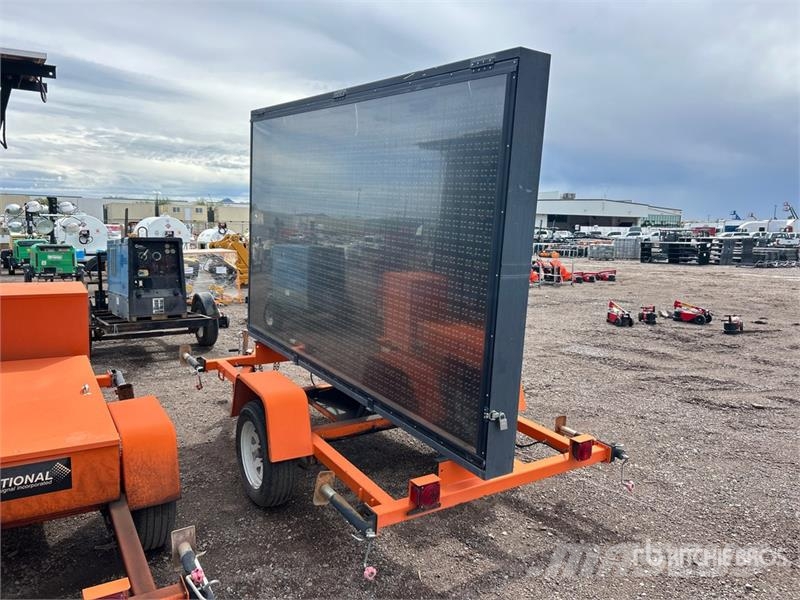 National Signal Sunray 390 Solar Message Board Drugo