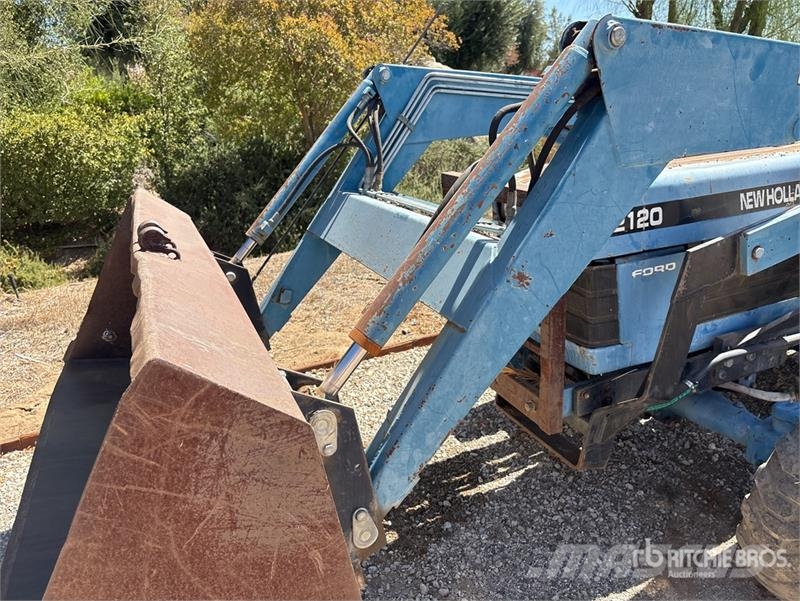 New Holland AV413A 4WD Tractor Traktorji