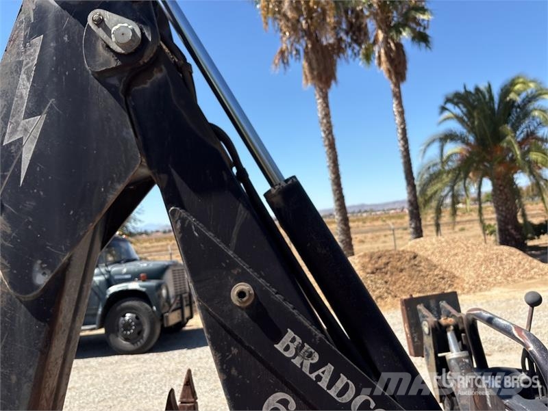 New Holland AV413A 4WD Tractor Traktorji