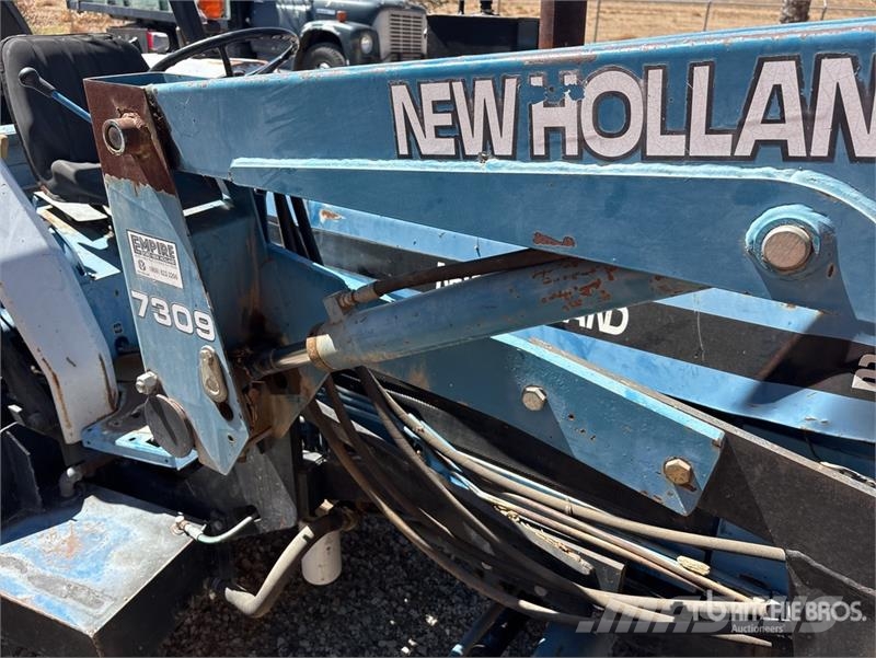 New Holland AV413A 4WD Tractor Traktorji