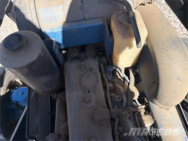 New Holland AV413A 4WD Tractor Traktorji