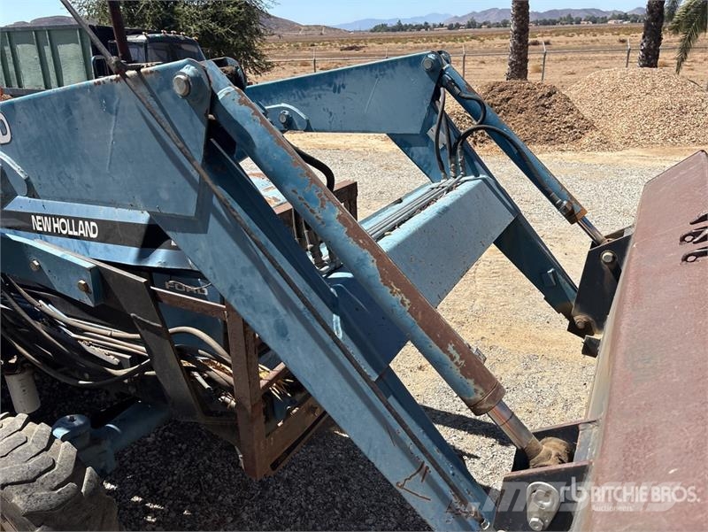 New Holland AV413A 4WD Tractor Traktorji