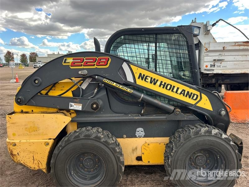 New Holland L228 Two-Speed Skid Steer Loader Smykem řízené nakladače