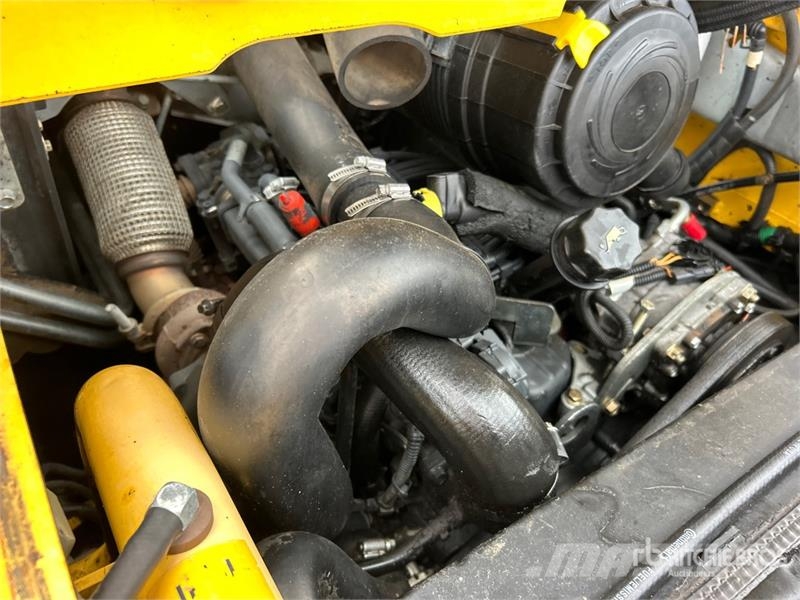 New Holland L228 Two-Speed Skid Steer Loader Smykem řízené nakladače