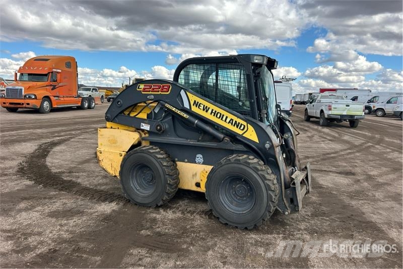 New Holland L228 Two-Speed Skid Steer Loader Smykem řízené nakladače