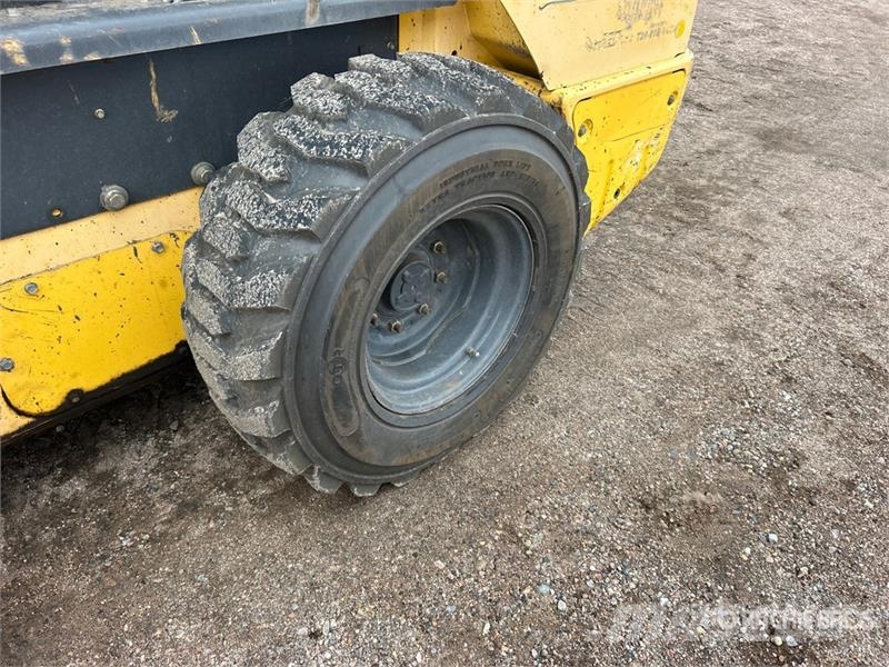 New Holland L228 Two-Speed Skid Steer Loader Smykem řízené nakladače