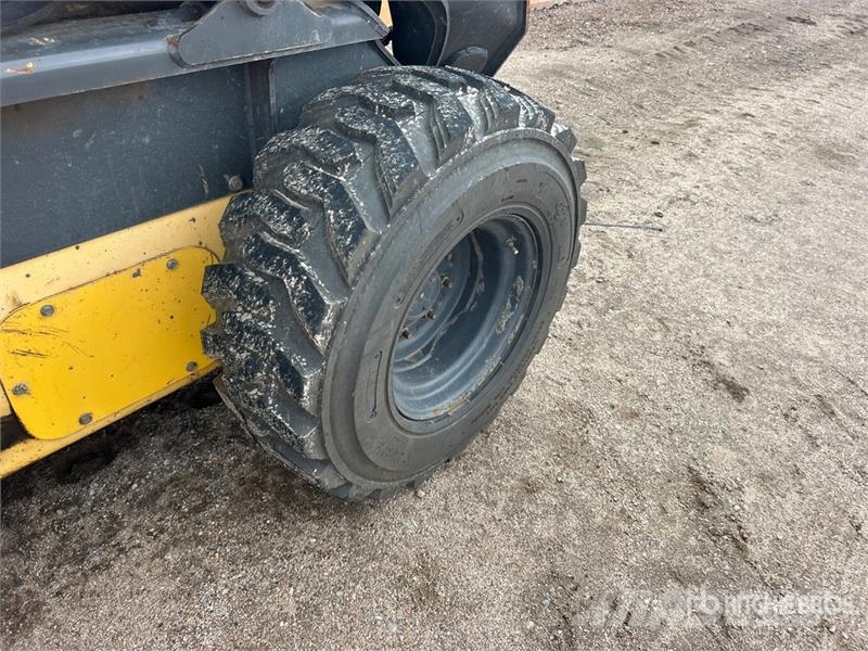 New Holland L228 Two-Speed Skid Steer Loader Smykem řízené nakladače