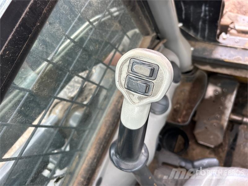 New Holland L228 Two-Speed Skid Steer Loader Smykem řízené nakladače