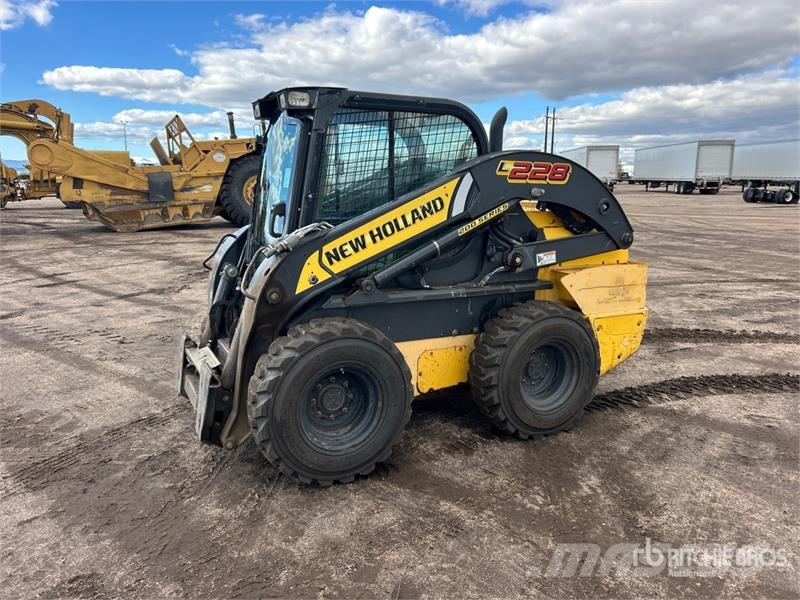 New Holland L228 Two-Speed Skid Steer Loader Smykem řízené nakladače