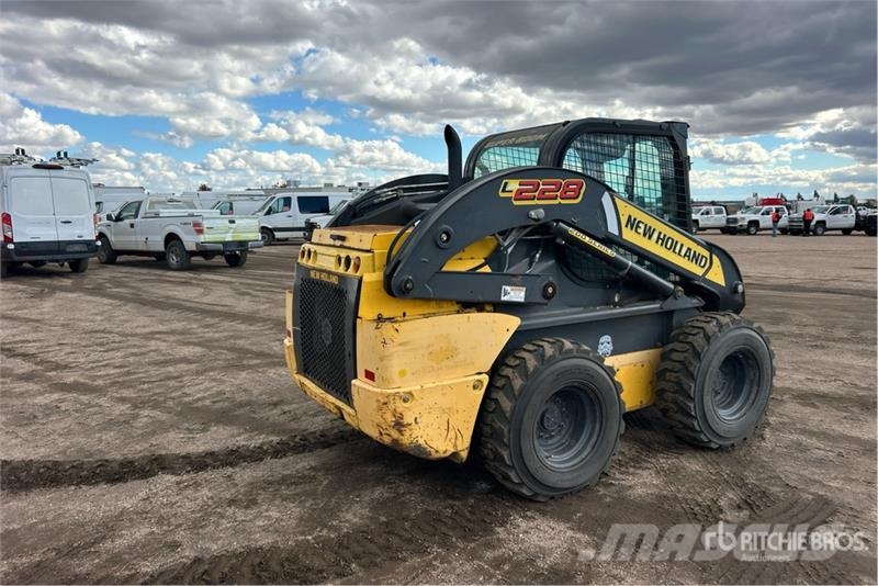 New Holland L228 Two-Speed Skid Steer Loader Smykem řízené nakladače