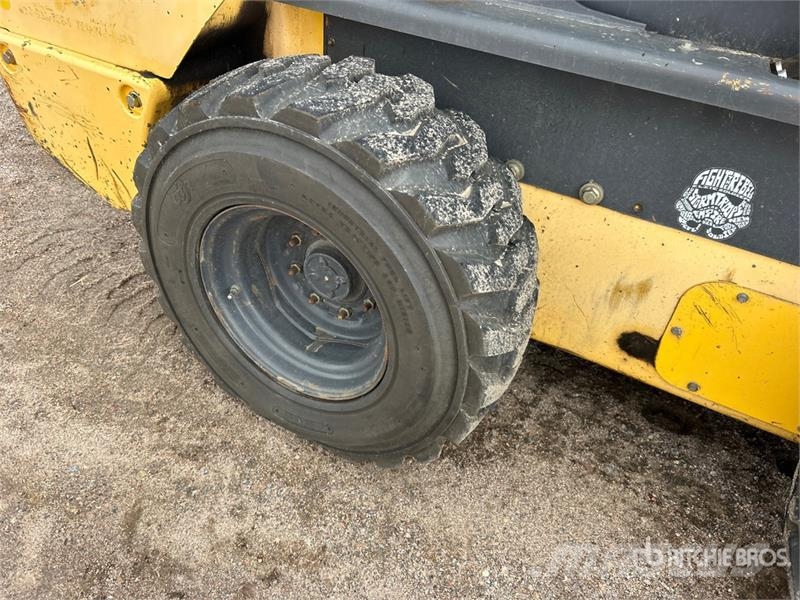 New Holland L228 Two-Speed Skid Steer Loader Smykem řízené nakladače