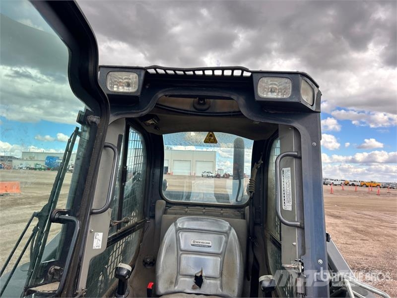New Holland L228 Two-Speed Skid Steer Loader Smykem řízené nakladače
