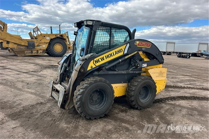New Holland L228 Two-Speed Skid Steer Loader Smykem řízené nakladače