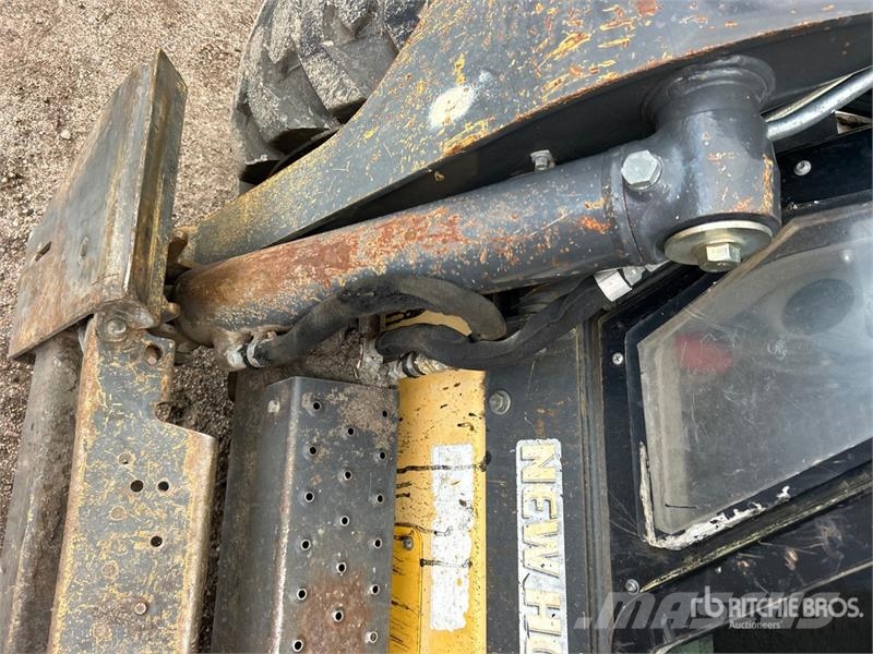New Holland L228 Two-Speed Skid Steer Loader Smykem řízené nakladače