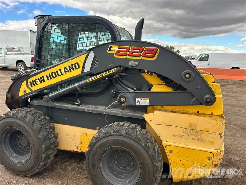 New Holland L228 Two-Speed Skid Steer Loader Smykem řízené nakladače