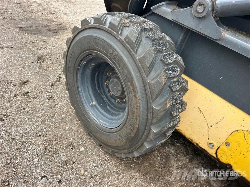 New Holland L228 Two-Speed Skid Steer Loader Smykem řízené nakladače