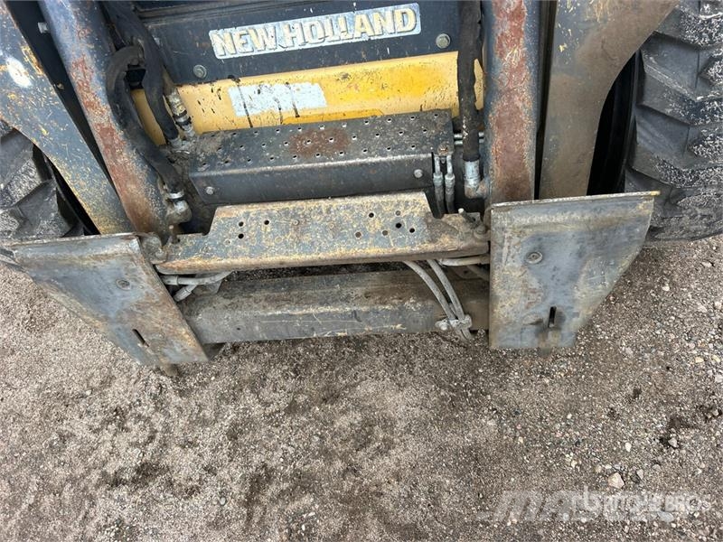 New Holland L228 Two-Speed Skid Steer Loader Smykem řízené nakladače