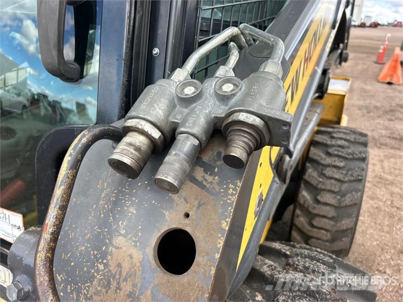 New Holland L228 Two-Speed Skid Steer Loader Smykem řízené nakladače