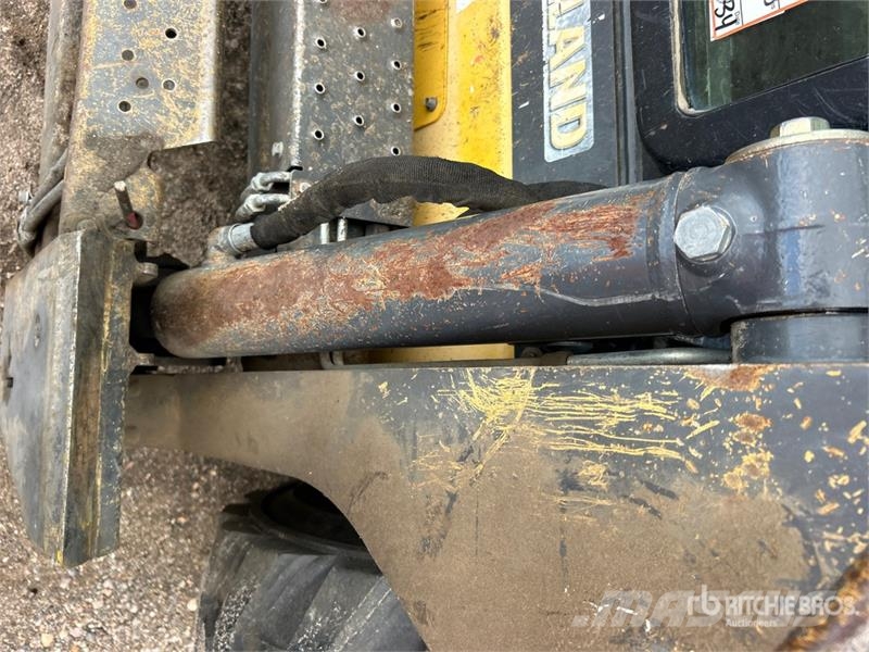 New Holland L228 Two-Speed Skid Steer Loader Smykem řízené nakladače